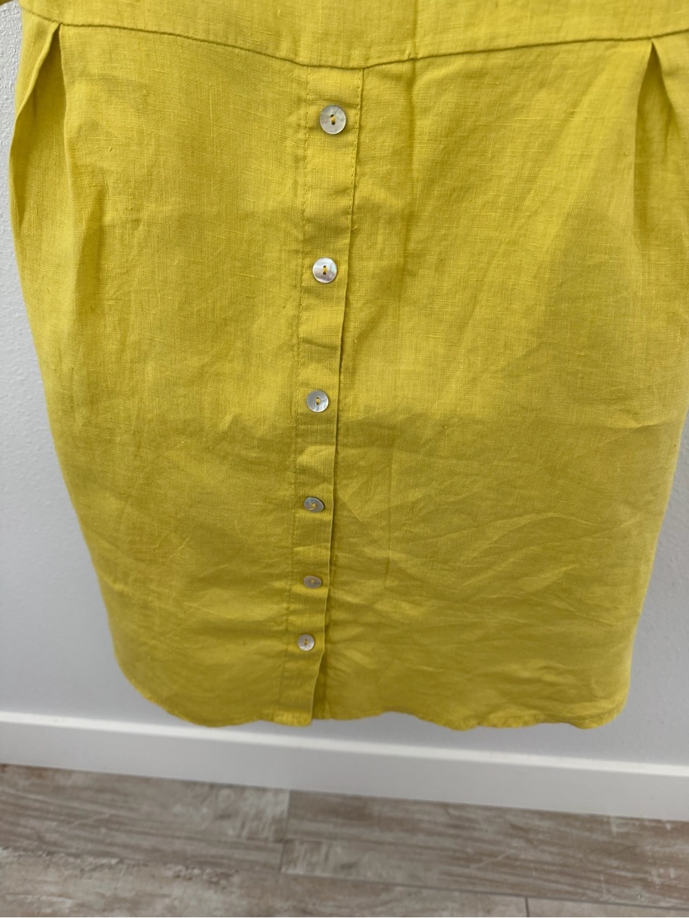 Women's Yellow Button-Back Short Sleeve Linen Top - Picture 4 of 9